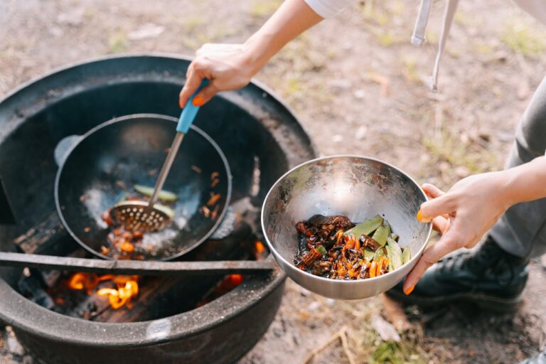 una persona cocinando en un camping, está poniendo la comida en un cuenco